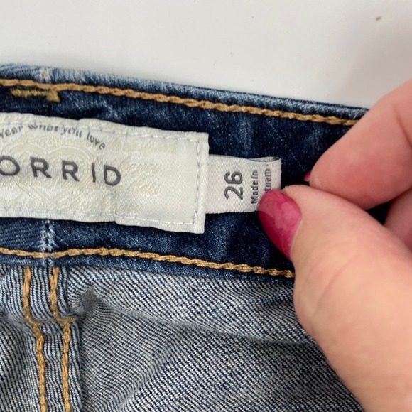 Torrid Jean Shorts Medium Wash Stretch Denim 12 Inch Inseam Women's 26 - Picture 5 of 11